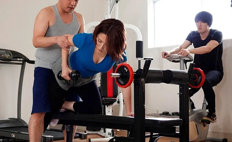 Gã chồng phát hiện người vợ lén lút với huấn luyện viên thể hình