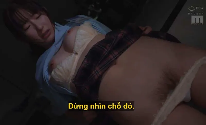 Sếp trên toan tính trừng trị em dưới kiêu căng lười nhác, suốt ngày bận rộn tán gẫu với người yêu qua tin nhắn.